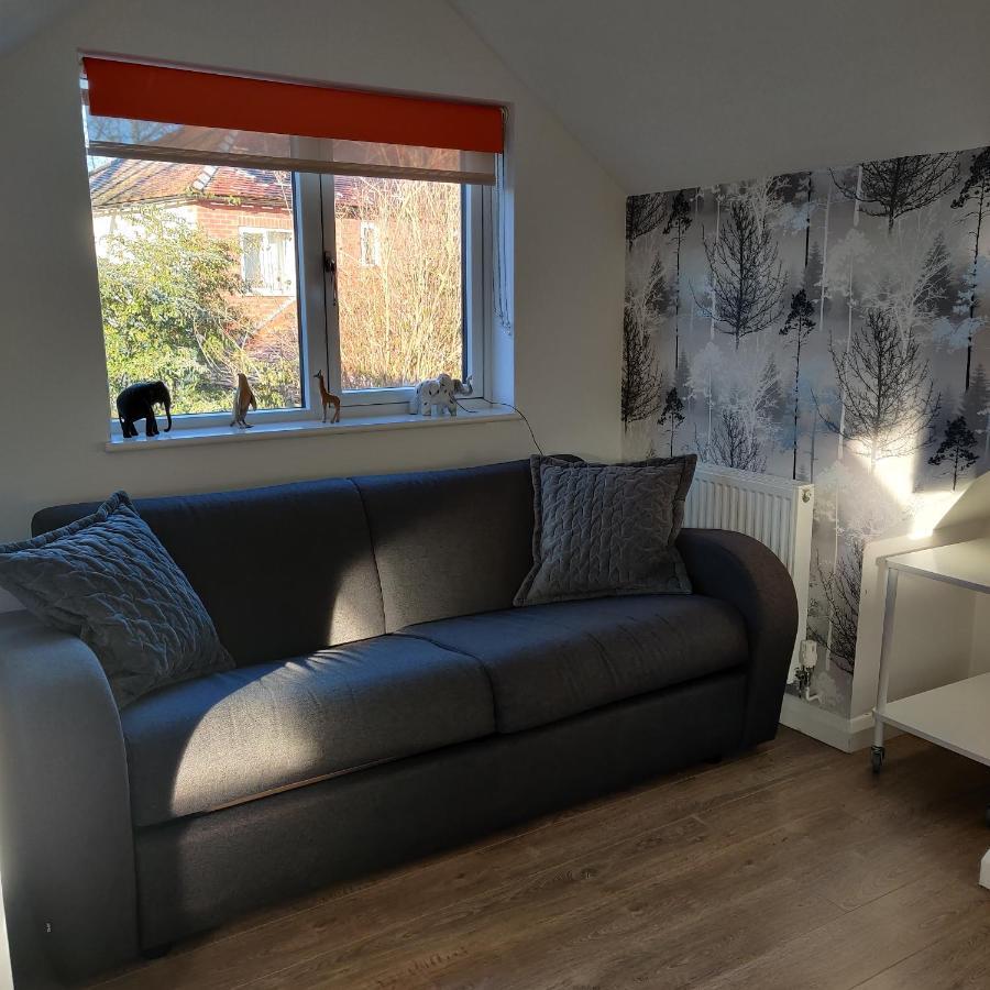 Delightful & Picturesque Modern Detached Apartment, Next To Chester Zoo, Near Park And Ride To City Centre Kültér fotó