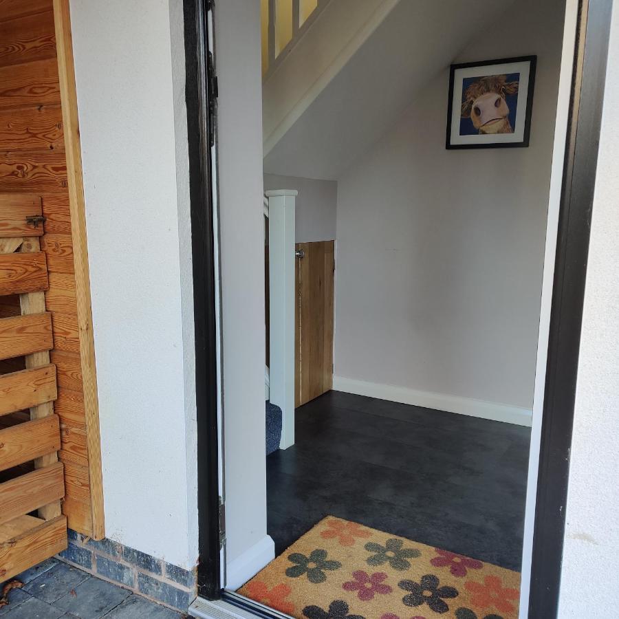 Delightful & Picturesque Modern Detached Apartment, Next To Chester Zoo, Near Park And Ride To City Centre Kültér fotó